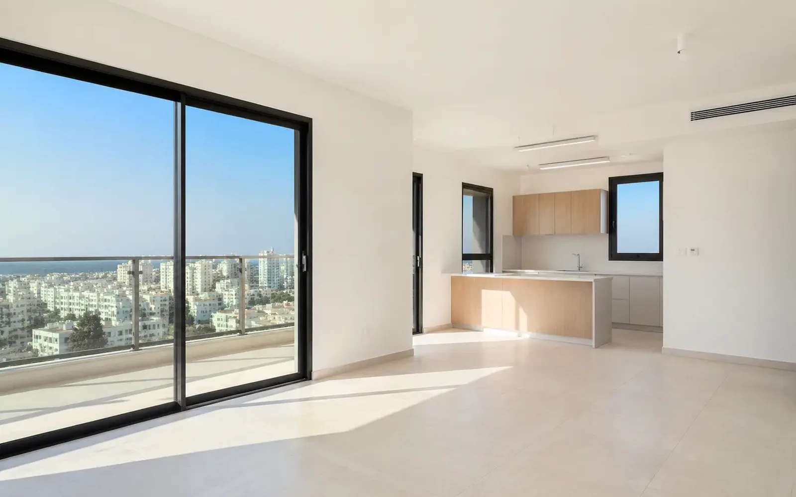 דירה חדשה ומוארת עם חלונות גדולים ומטבח, להמחשה